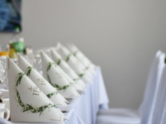 Polacy wydają na komunie tysiące złotych. Te dwie atrakcje to już standard