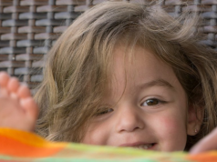 Po czym poznać, że dziecko kłamie? Nie zawsze unika kontaktu wzrokowego