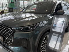 Ten duży SUV za 125 tys. zł zaskakuje w realu. W salonie widać, dlaczego Kodiaq i Tayron mają problem