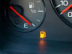 Ile kilometrów można przejechać na rezerwie? Nie ryzykuj, bo dostaniesz mandat