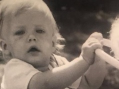 Tę uroczą dziewczynkę zna każdy Polak. To ikona. Mało kto poznaje ją na zdjęciu sprzed lat