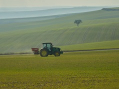 Jak dbać o rozsiewacz nawozów i jego części eksploatacyjne – poradnik