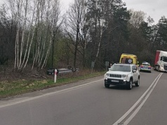 Wandzin: dachowanie samochodu na DK19. Dwie osoby poszkodowane, utrudnienia w ruchu