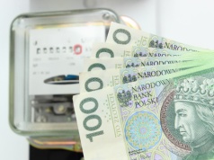 Seniorzy mogą dostać comiesięczne dopłaty do prądu i gazu. Jak się o nie ubiegać?