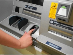 Tylko niewielka część rodziców odkłada 800 plus. A reszta? "Zapłacę za basen i kasy już nie mam"