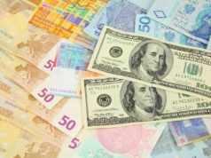 Dolar i euro tracą, złoty zyskuje