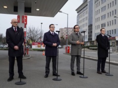 Ceny paliw niżej także dla obcokrajowców. Rząd sprawdza czy ograniczyć sprzedaż sąsiadom