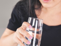 Szklanka wody do każdego posiłku? Tak popijanie wpływa na trawienie