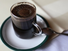 Naukowcy napoili muchy... kawą. Tak zbadali wpływ wieczornej "małej czarnej" na ludzi