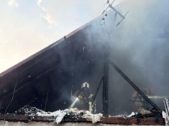 Duży pożar w Nowym Rybiu. Trudne warunki akcji gaśniczej