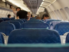 Pasażerowie je uwielbiają, ale steward odradza. Jego zdaniem są lepsze miejsca w samolocie