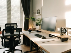 Jak urządzić funkcjonalne domowe biuro w małym mieszkaniu?