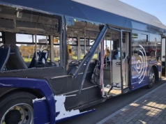 Wjechał koparką w autobus MPK i uciekł. Sprawca sam zgłosił się na policję (FOTO i FILM)