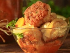 Kotlety wrzucam do słoika i zalewam marynatą. Mogą stać tygodniami