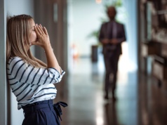 Stereotypy rządzą biurem. Większość pracowników woli milczeć