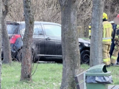 Pożar samochodu na skrzyżowaniu Cieplickiej i Romera