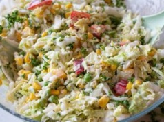 Do surówki z kapusty pekińskiej robię lekki sosik. Znika z talerza szybciej niż mięso