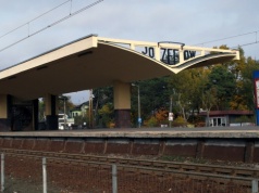 Remonty na kolei pod Warszawą. Na parkingu zostało jedno auto. Kierowca dostał ultimatum