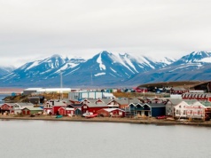 Należy do najbardziej wyjątkowych na świecie. Wyspa skuta lodem. Klimat nie do podrobienia