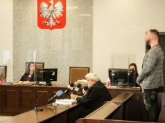 Adwokat od "trumien na kołach" chce kary w domu. Sąd podjął krok