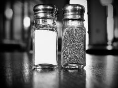 Starsi mężczyźni chętniej sięgają po sól niż kobiety