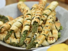 Jak zrobić idealnie chrupiące szparagi? Wypróbuj ten trik z ciastem francuskim