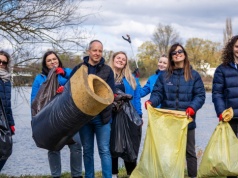 Materac i bateria od roweru. Takie śmieci trafiają do Odry