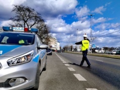 Jechał motocyklem z tablicą kupioną w necie, bo chciał się wyróżnić na drodze. Teraz grozi mu 5 lat odsiadki