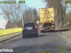 Wyprzedzał na przejściu. Wszystko się nagrało