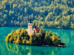 Jak z bajki Disneya. To jezioro zachwyca całą Europę