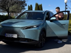 Omoda 7 to taki budżetowy Lexus NX w cenie Kii Sportage PHEV, ale z funkcją, której nie ma żaden z nich