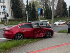 Groźnie wyglądająca kraksa na Komorowskiego. Ruch częściowo zablokowany