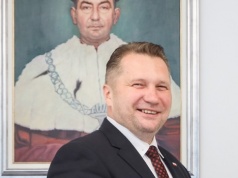 Czarnek umie się rozpychać. Okno na media