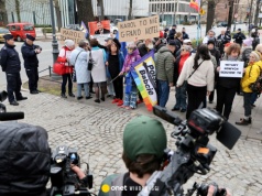 Gorąco wokół TK, tłum przed siedzibą. "Ci sędziowie nie mogą orzekać!"