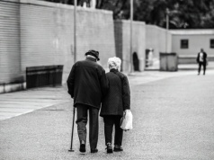 3 miliony seniorów w pułapce własnych mieszkań. Polska nie jest gotowa na starość