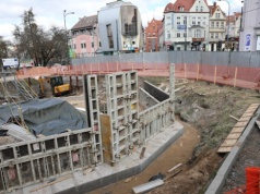 To miejsce od lat szpeciło centrum Olsztyna. Po latach wykopu prace wreszczie ruszyły