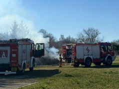 Pożar traw i odpadów przy ulicy Miłosza w Cieplicach