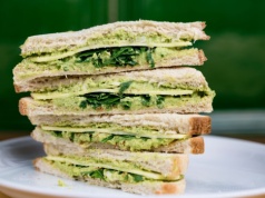 Wszyscy myślą, że to bezużyteczny chwast. Zrobisz z niej zdrowe śniadanie