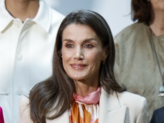 Garnitur modeluje sylwetkę. Królowa Letycja już nosi wiosenny hit