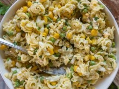 Sałatka imieninowa cioci Jadzi. Przepis od lat krąży po całej rodzinie