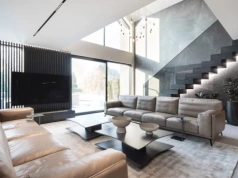 Ten dom redefiniuje luksus. Basen tuż obok kuchni to dopiero początek