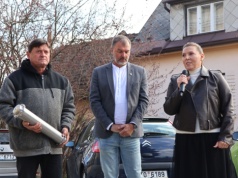 Szkoła Podstawowa w Suchej Górnej z przesłaniem dla przyszłych pokoleń. Kapsuła czasu zakopana pod głazem z plejstocenu