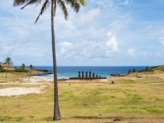 To najbardziej odizolowana wyspa turystyczna na świecie. Ma setki posągów, wciąż skrywa sekrety