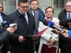 Czy „wobec” oznacza „w obecności”? Politycy zapowiadają zarzuty wobec wszystkich aktorów gry o TK