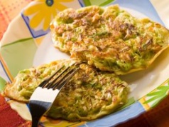 Szatkuję młodą kapustę i mieszam z jajkami. Placki jeszcze smaczniejsze niż ziemniaczane