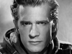 Syn gwiazdy francuskiego kina. Od dziecka na ekranie. Popularność okazała się dużą presją