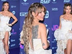 Doda eksponuje tatuaże i długie nogi w koronkowej kreacji z rozcięciem podczas rozdania nagród (ZDJĘCIA)