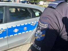 Z nożem ruszył na pracowników. Niebezpieczna sytuacja na osiedlu w Żorach