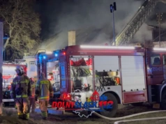 Pożar stodoły w Komarnie Górnym. Na miejscu liczne zastępy straży pożarnej.