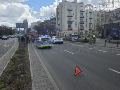 Groźny wypadek na Górczewskiej. Kierowca opla trafił do szpitala po wybuchu opony